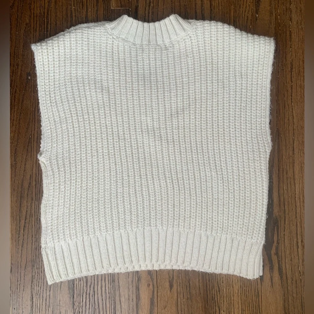 Oversized cable-knit sweater vest - Picture 7 of 7